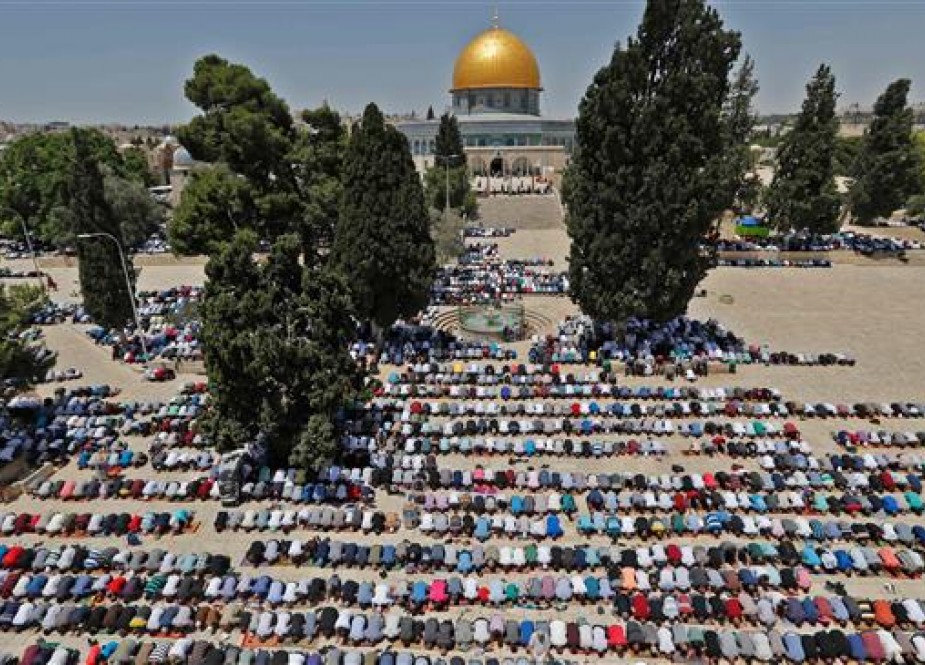 Palestinian worshipers pray near the Dome of the Rock mosque in Al-Aqsa Mosque compound in Jerusalem al-Quds on the first Friday prayers of the Muslim holy month of Ramadan on May 18, 2018. (Photo by AFP)