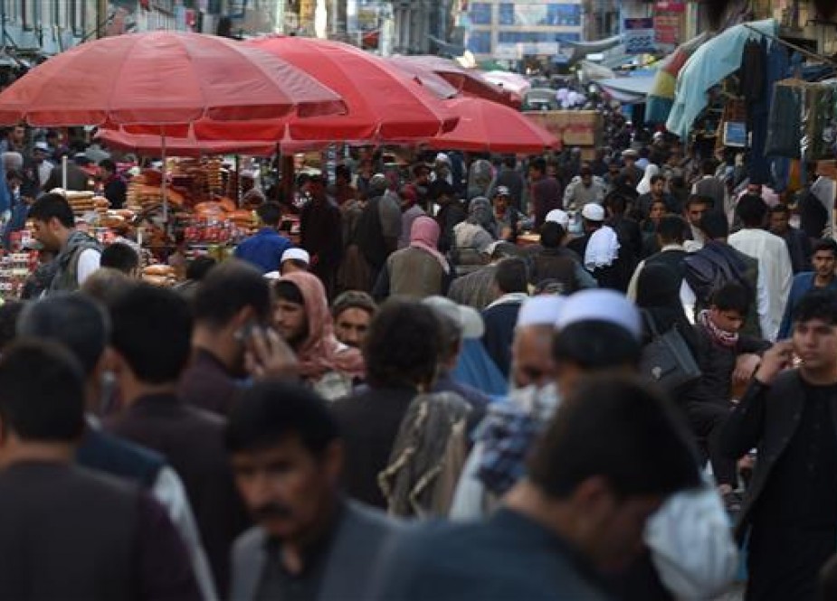 Afghan people are pictured in a crowded market in Kabul on May 16, 2018. (Photo by AFP)