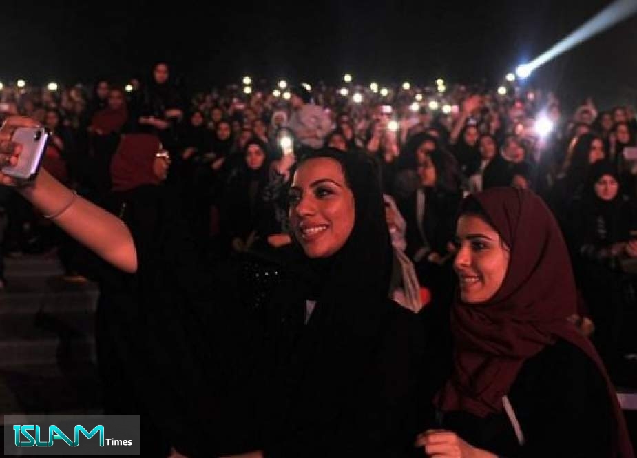 السعودية تختتم شهر الطاعة والمغفرة بحفل غنائي لتسع فنانات