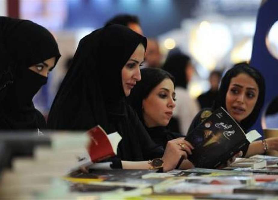 Saudi women look at books during the International Jeddah Book Fair on December 16, 2017. (Photo by AFP)
