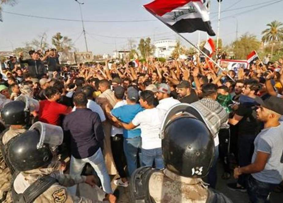 Iraqis shout slogans and wave national flags during a demonstration outside the local government headquarters in the southern city of Basra on Jul 13, 2018. (Photo by AFP)
