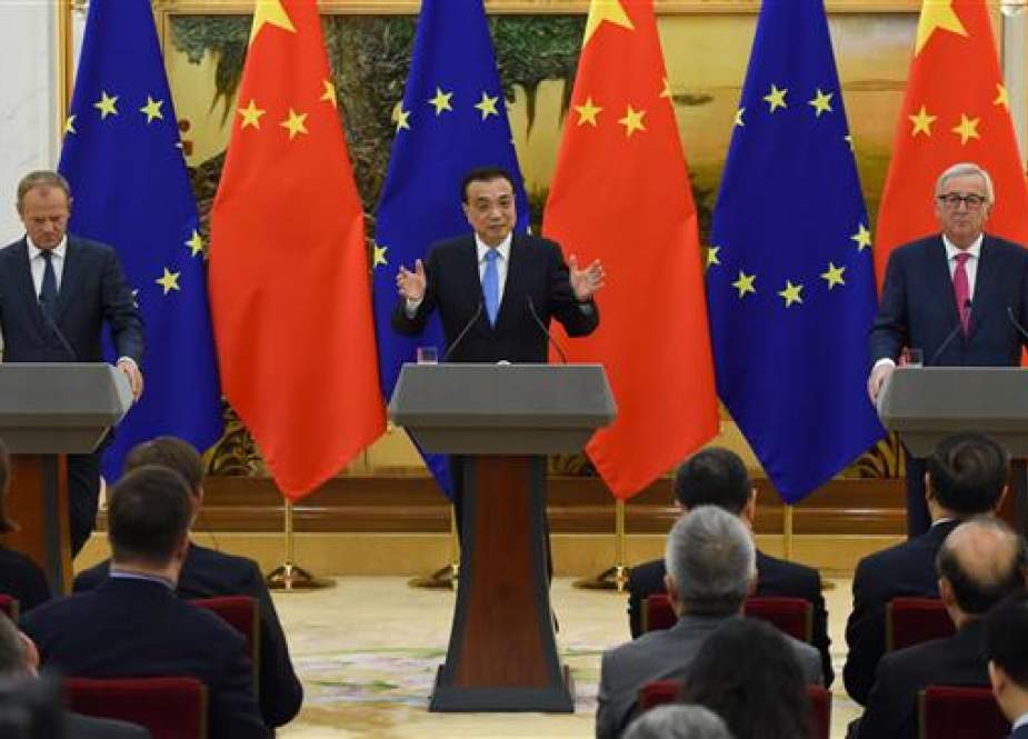 Chinese Premier Li Keqiang (C) speaks next to European Council President Donald Tusk (L) and President of the European Commission Jean-Claude Juncker (R) at the Great Hall of the People in Beijing on July 16, 2018. (AFP)