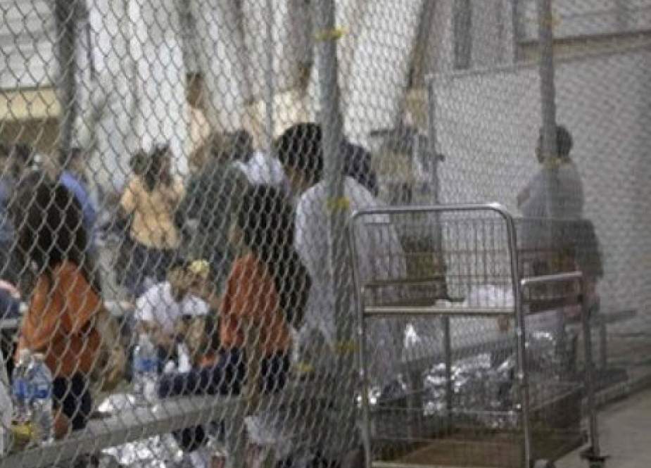 2000 کودک مهاجر همچنان جدا از والدین در قفس‌های آهنین ترامپ