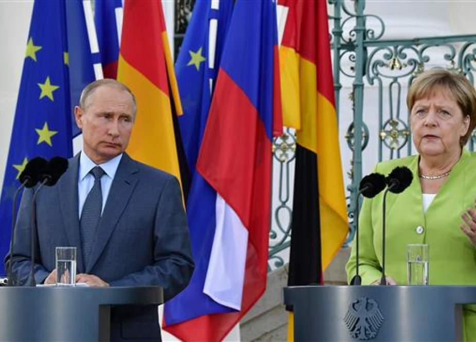 German Chancellor Angela Merkel (R) and Russian President Vladimir Putin give a statement at the German government guest house north of Berlin on August 18, 2018. (Photo by AFP)