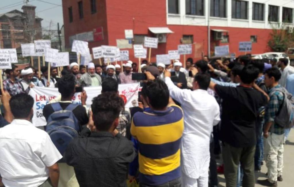 مجمع اسلامی کشمیر کے زیر اہتمام دفعہ 35 اے کے دفاع میں سرینگر میں احتجاج