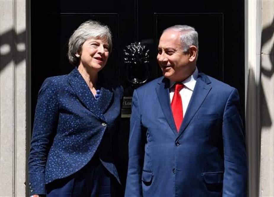 British Prime Minister Theresa May (L) greets Israeli Prime Minister Benjamin Netanyahu. (file photo)
