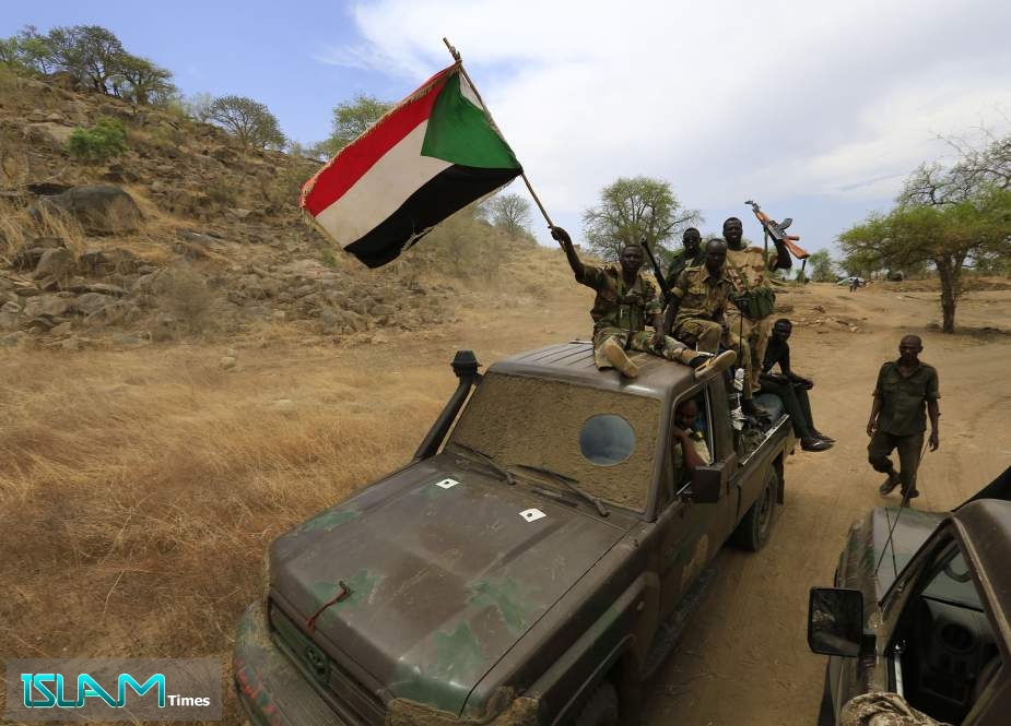 السودان يجري مناورات عسكرية برية وجوية شمال الخرطوم