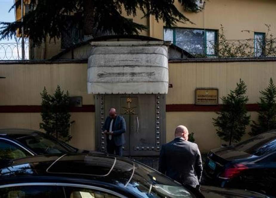 Saudi officials gather outside the Saudi consulate in Istanbul on October 7, 2018. (Photo by AFP)