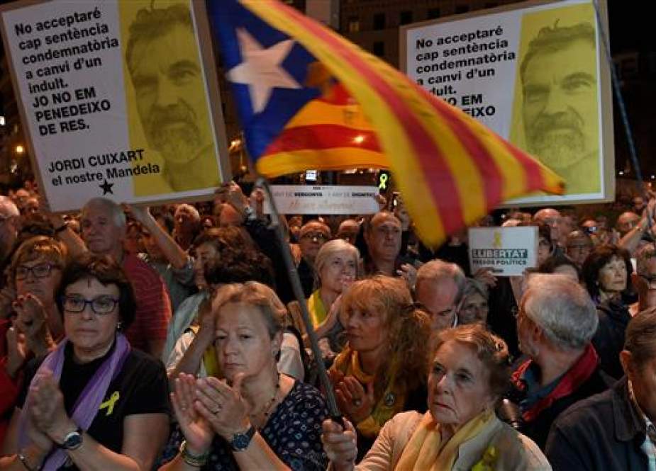 People attend a demonstration in Barcelona on October 16, 2018, marking the one year anniversary of the detention of two grass-root Catalan separatist leaders, Jordi Sanchez and Jordi Cuixart. (AFP)