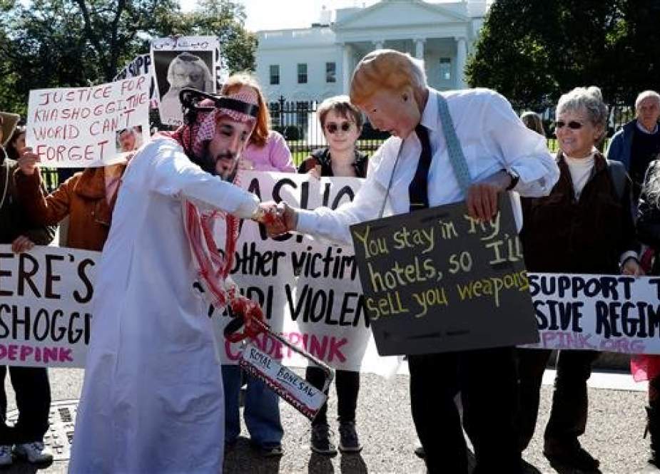 Activists dressed as Saudi Crown Prince Mohammed bin Salman and US President Donald Trump shake hands during a demonstration calling for sanctions against Saudi Arabia over the case of journalist Jamal Khashoggi outside the White House in Washington on October 19, 2018. (Photo by Reuters)