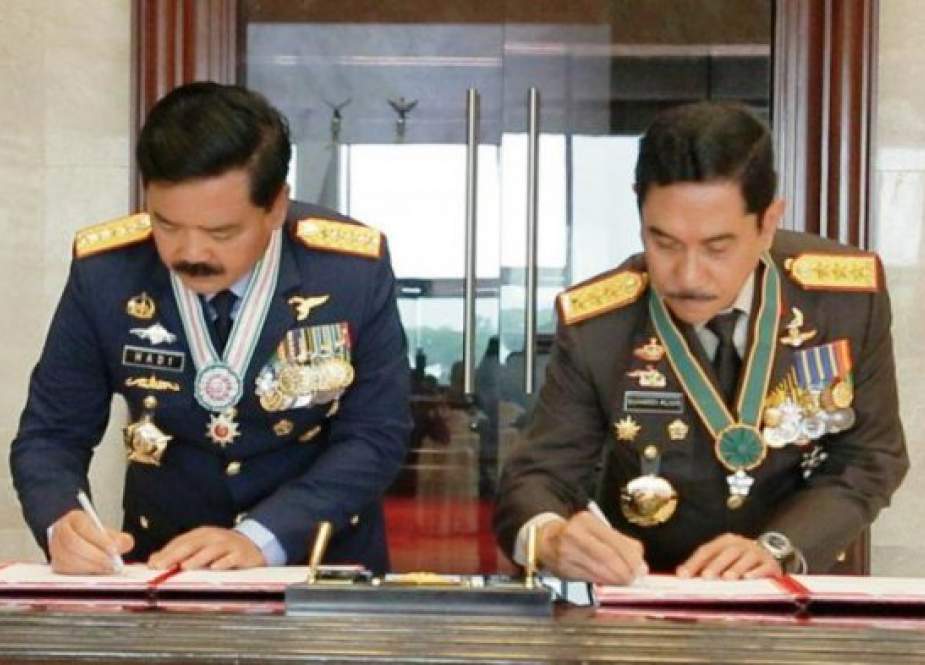 Kepala BNPT Komjen Pol Suhardi Alius dan Panglima TNI Marsekal TNI Hadi Tjahjanto.jpg