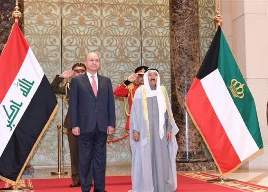 Kuwaiti Emir Sheikh Sabah al-Ahmad al-Jaber al-Sabah (R) receives Iraq