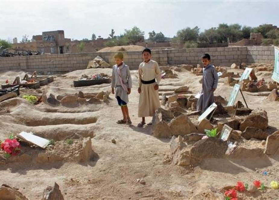 Yemeni children stand by the graves of schoolboys who were killed while on a bus that was hit by a Saudi-led coalition airstrike on the Dahyan market in August, at a cemetery in the province of Sa’ada on September 4, 2018.(By AFP)