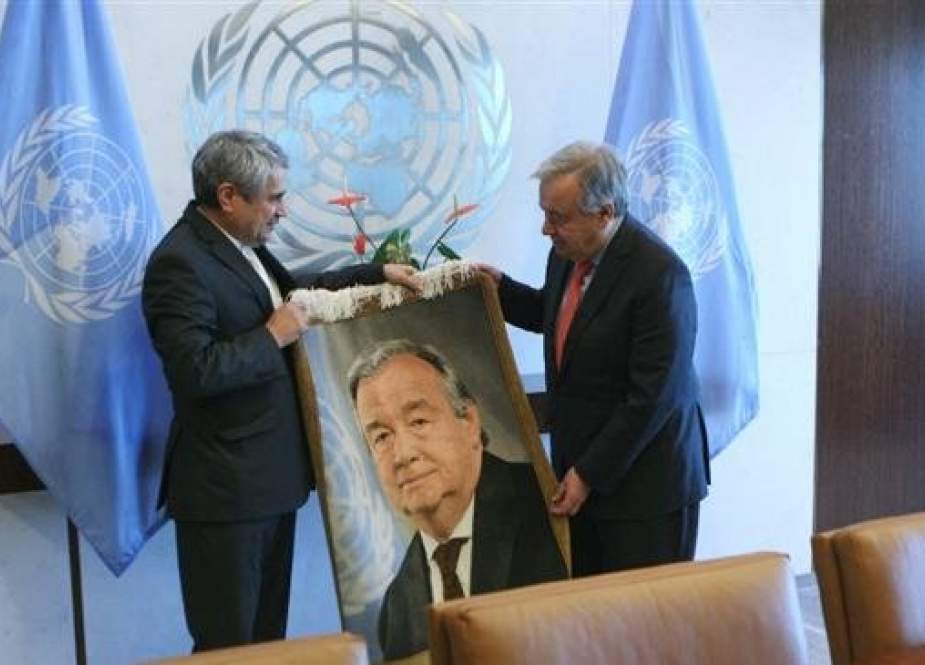 Gholam-Ali Khoshroo (L) met UN chief Antonio Guterres in New York on Friday (November 16, 2018) and presented to him a hand-woven tapestry featuring his portrait during a farewell ceremony at the end of the Iranian UN ambassador’s mission. (Photo by IRNA)