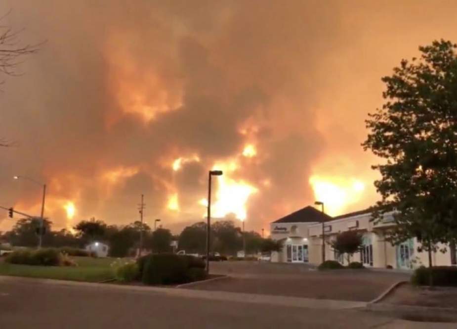 Asap dan api di sekitar wilayah Redding, California, Amerika Serikat.jpg