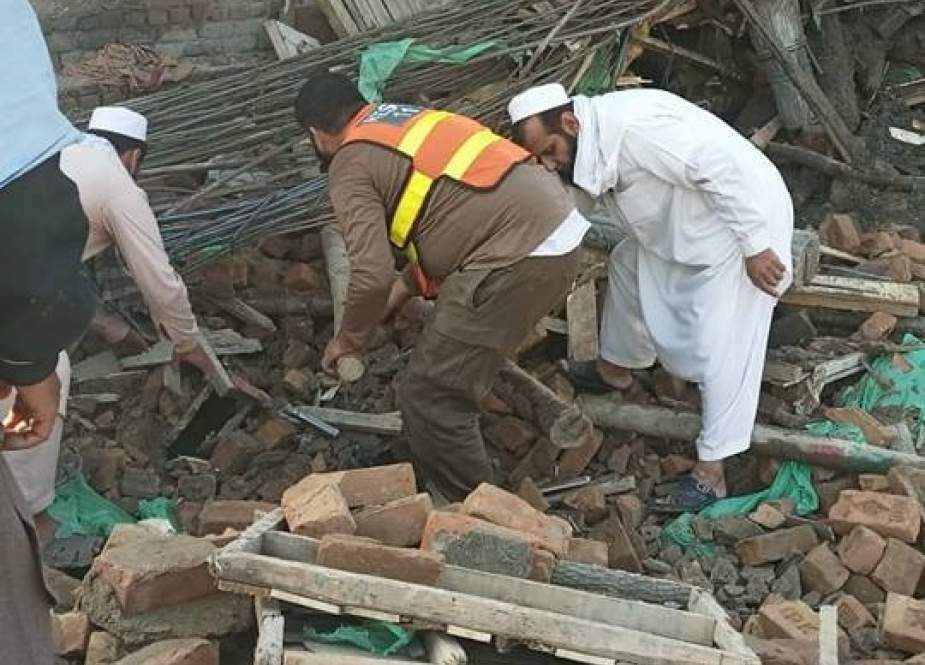 پشاور، زیر تعمیر مکان کی دیوار گر گئی، ایک شخص جاں بحق، 6 زخمی