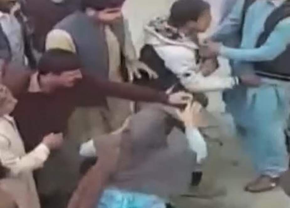 پشاور، طالبات کو چھیڑنا نوجوانوں کو مہنگا پڑ گیا