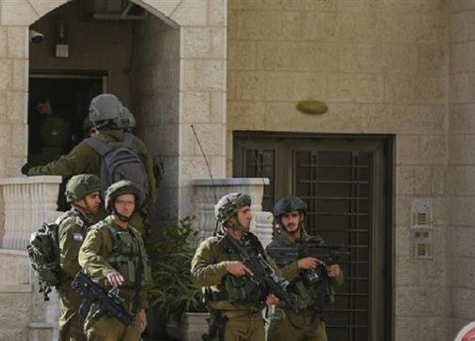 Israeli soldiers storm the offices of the official Palestinian news agency in the occupied West Bank city of Ramallah on December 10, 2018. (Photo by Ma