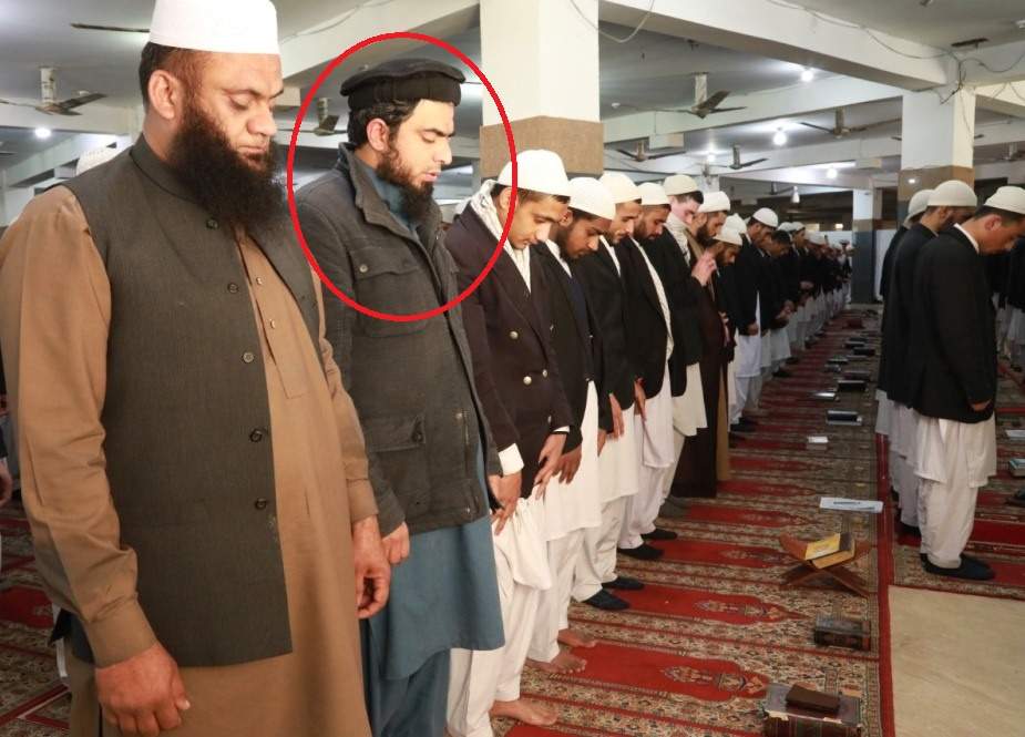 وحدت کا عملی مظاہرہ، انجینئر محمد علی مرزا نے شیعہ طلباء کیساتھ ہاتھ کھول کر نماز ادا کی