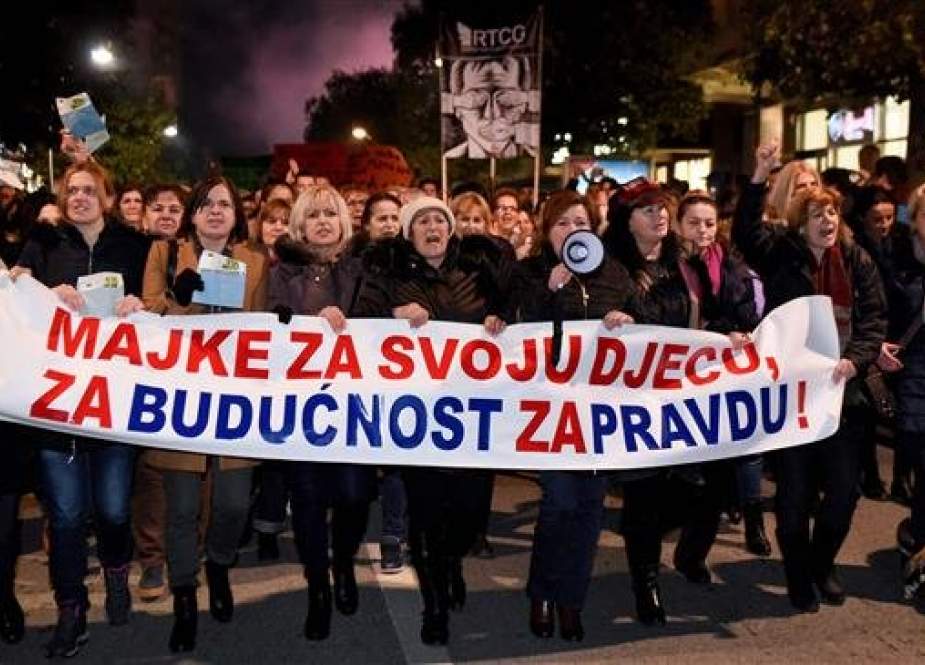 Montenegro: Thousands gather to demand President Djukanovic’s resignation