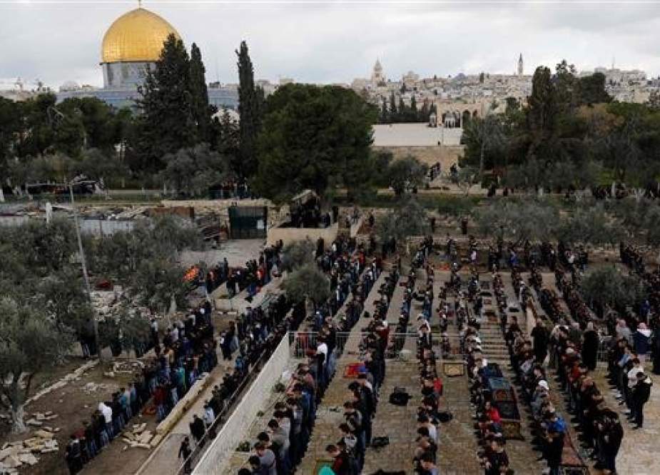 Palestinians worshipers pray during Friday noon prayers at the premises of Bab al-Rahma (Gate of Mercy or Golden Gate) in al-Aqsa Mosque compound in the Old City of Jerusalem al-Quds, on February 22, 2019. (Photo by AFP)
