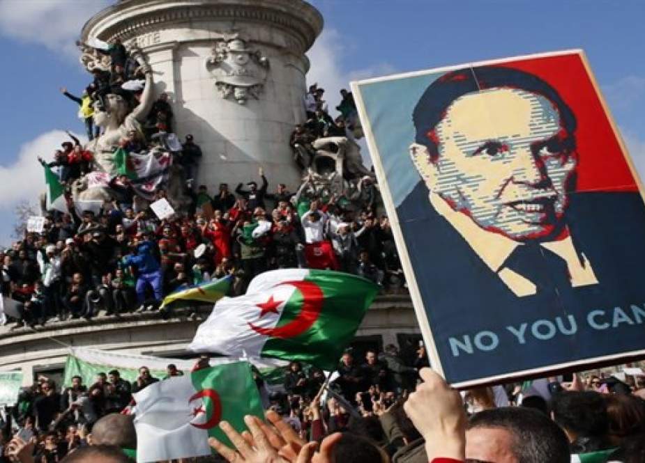 Para demonstran menolak presiden Aljazair