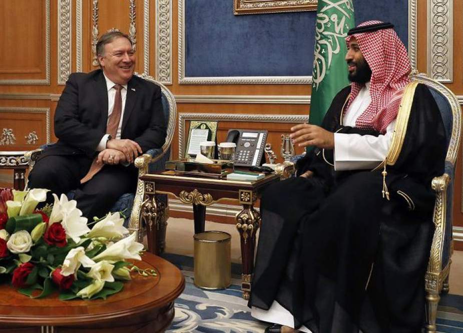 Mike Pompeo dengan Mohammed bin Salman di Riyadh.jpg