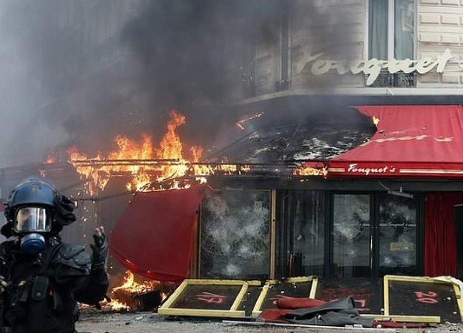 جلیقه زرد ها پاریس را به آتش کشیدند