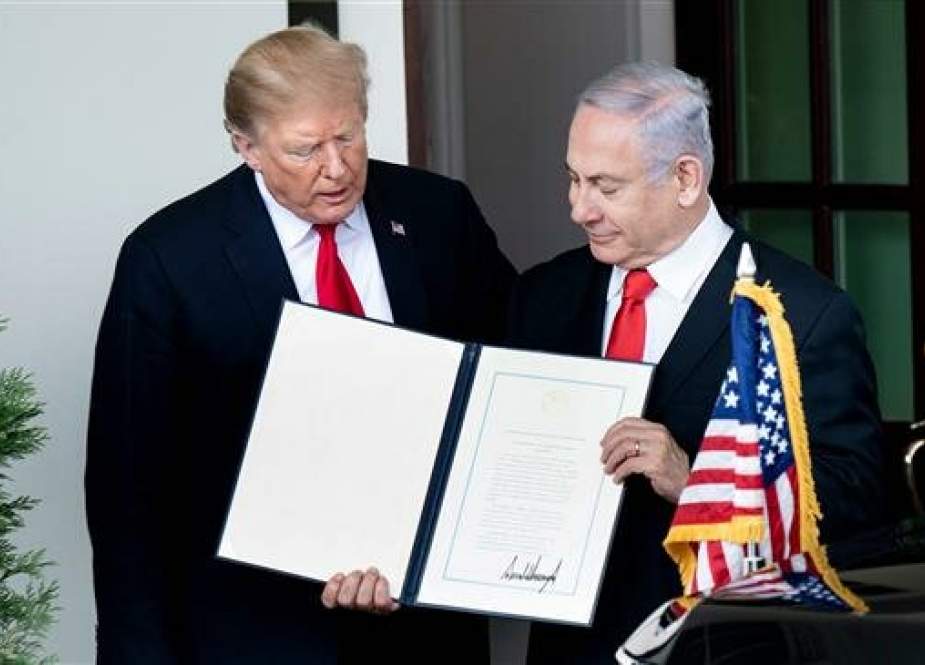 US President Donald Trump (L) and Israel’s Prime Minister Benjamin Netanyahu hold up a proclamation on the occupied Golan Heights after a meeting in the White House March 25, 2019 in Washington, DC. (Photo by AFP)
