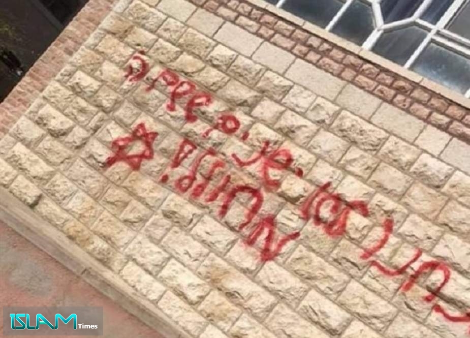 مستوطنون صهاينة يخطون شعارات عنصرية شرق رام الله المحتلة