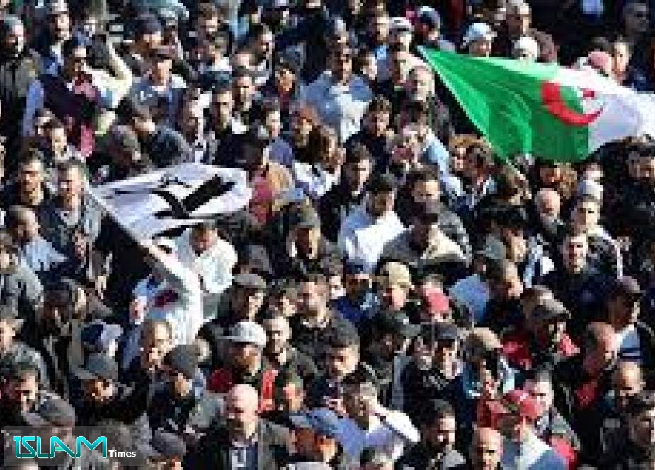 الجزائريون يواصلون تظاهراتهم للجمعة الـ9 رفضا لرموز نظام بوتفليقة