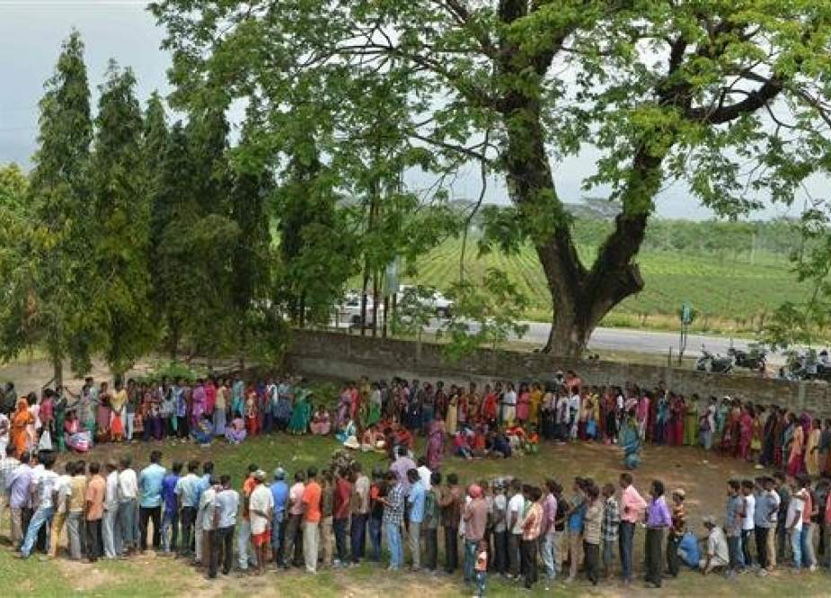 This file photo shows Indian voters lining up to cast their vote at a polling station in Rohini Village some 27 kilometers from Siliguri, in West Bengal, India, on April 18, 2019. (By AFP)