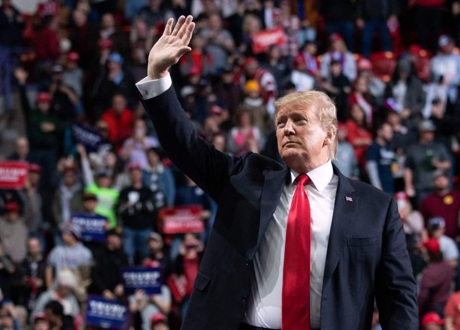 US President Donald Trump waves to the crowd after speaking at a Make America Great Again rally on April 27, 2019 in Green Bay, Wisconsin. (Photo by AFP)
