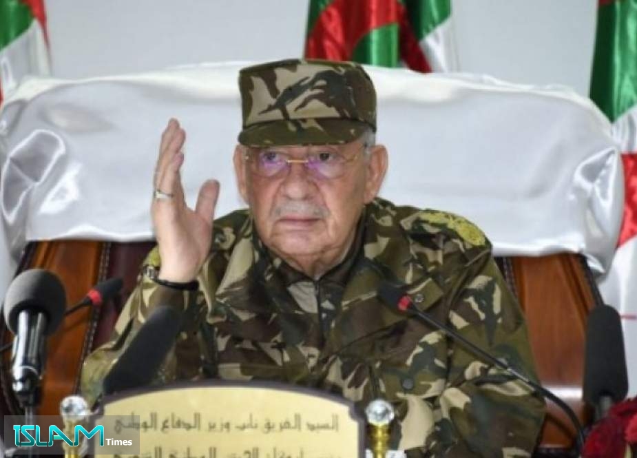 قايد صالح للجزائريين: لا تسمحوا للخبيثين بالتسلل بينكم !