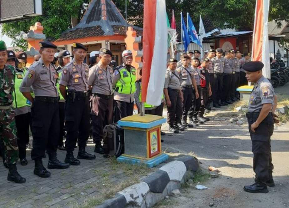 Aparat Kepolisian dari Polres Pemalang, Jawa Tengah, bersama anggota TNI dari Kodim 0711 Pemalang melaksanakan pengamanan di depan kantor KPU Pemalang. (KOMPAS)