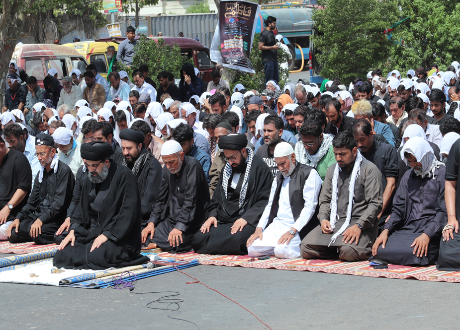 کراچی، یوم شہادت امام علیؑ کے مرکزی جلوس کے دوران آئی ایس او کے زیر اہتمام مزار قائد کے وی آئی پی گیٹ کے سامنے باجماعت نماز ظہرین