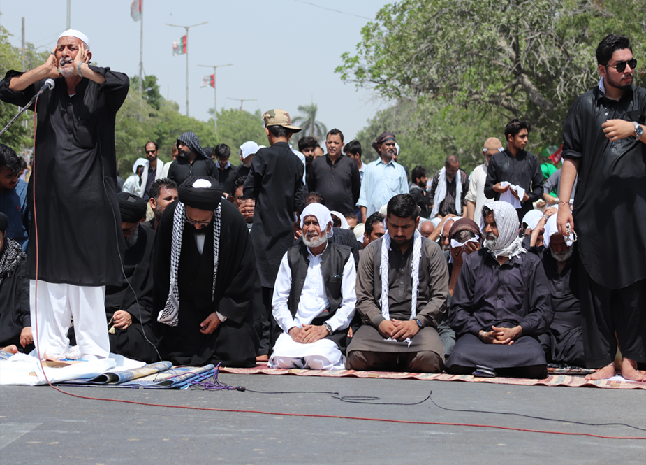 کراچی، یوم شہادت امام علیؑ کے مرکزی جلوس کے دوران آئی ایس او کے زیر اہتمام مزار قائد کے وی آئی پی گیٹ کے سامنے باجماعت نماز ظہرین
