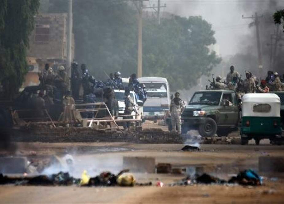 Sudanese forces are deployed around the army headquarters in the capital, Khartoum, on June 3, 2019, as they attempt disperse a sit-in. (Photo by AFP)