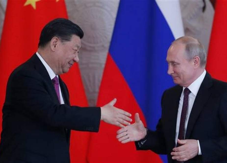 Russian President Vladimir Putin (R) and his Chinese counterpart Xi Jinping shake hands at the end of a joint press conference following their talks at the Kremlin in Moscow on June 5, 2019. (Photo by AFP)