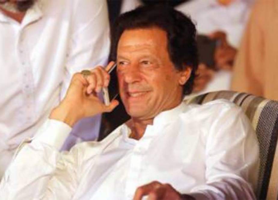 بجٹ تقریر کے بعد عمران خان کے اپوزیشن کی جانب فاتحانہ انداز میں اشارے