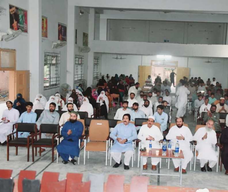 ڈی آئی خان میں مقامی تنظیم معاون علم کے زیر اہتمام نادار و مستحق طلباء وطالبات میں فری سکالر شپ دینے کی تقریب