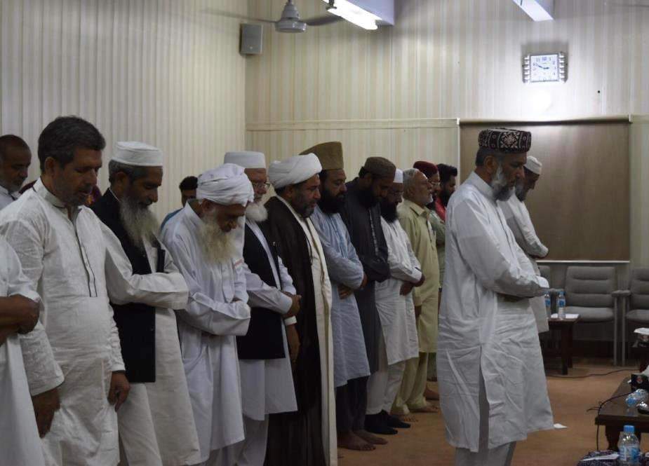 لاہور، ملی یکجہتی کونسل کے اجلاس میں شیعہ سنی علماء کی مشترکہ نماز