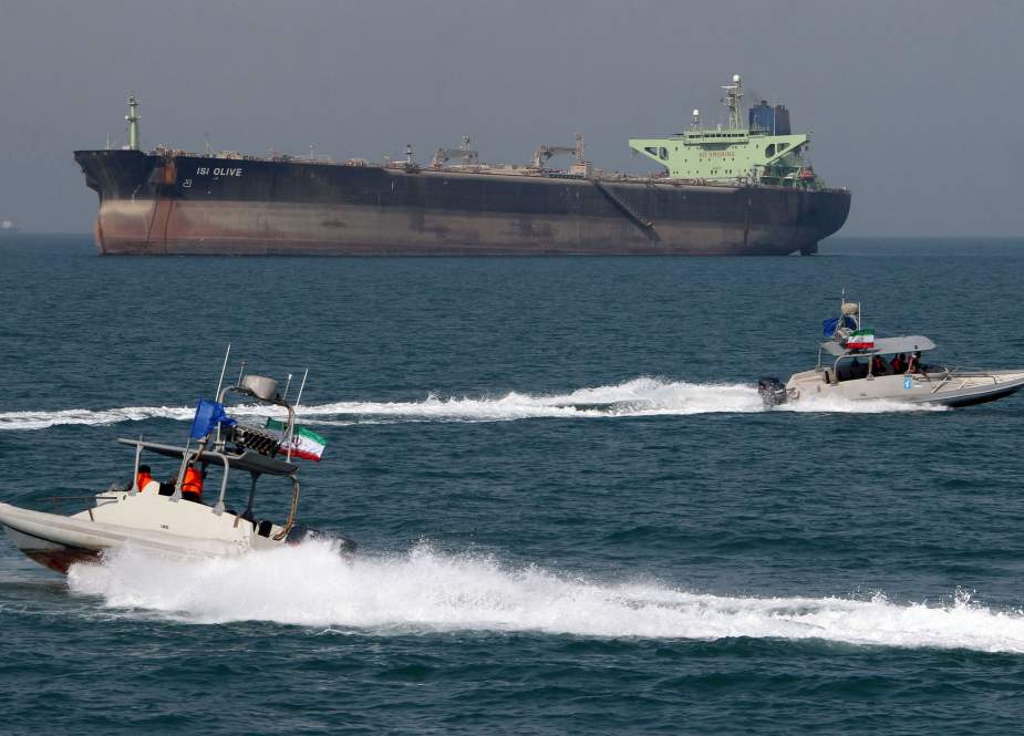 Iranian speedboats drive in front of an oil tanker at the port of Bandar Abbas in the Persian Gulf