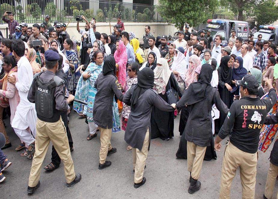 کراچی میں نرسز کے احتجاج پر پولیس کا لاٹھی چارج