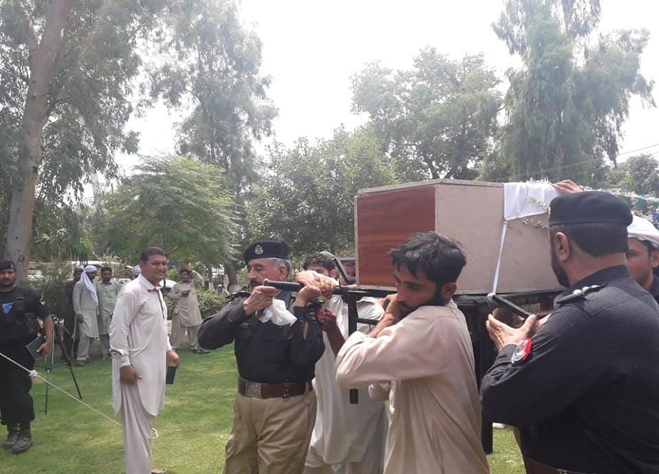 ڈی آئی خان، شہید پولیس اہلکاروں کی نماز جنازہ پولیس لائن میں ادا