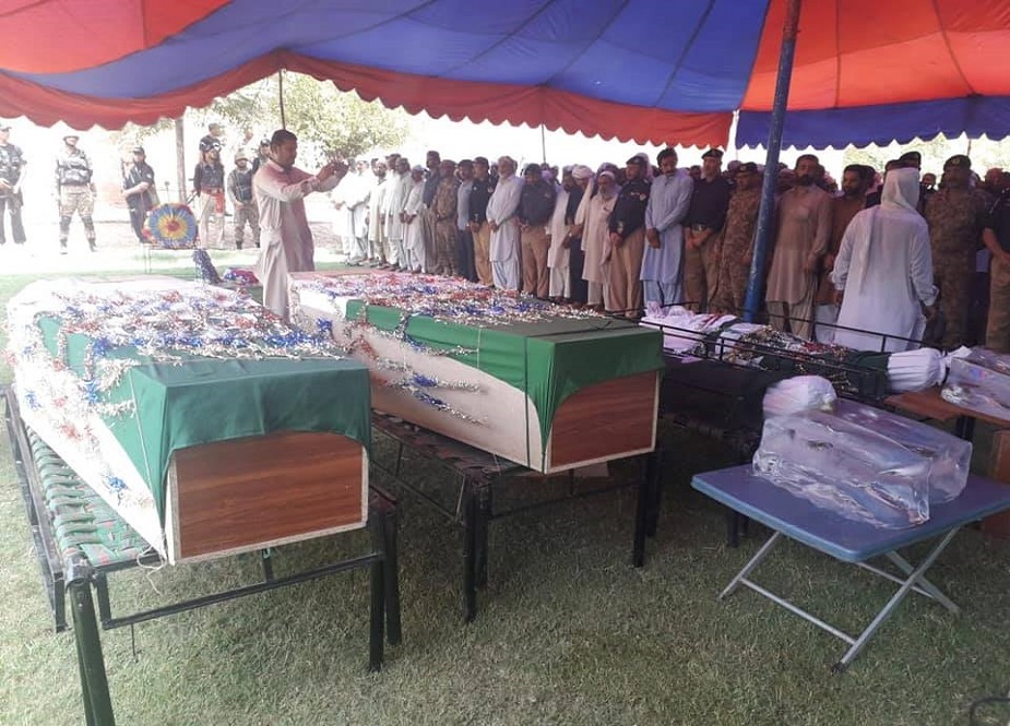 ڈی آئی خان، شہید پولیس اہلکاروں کی نماز جنازہ پولیس لائن میں ادا