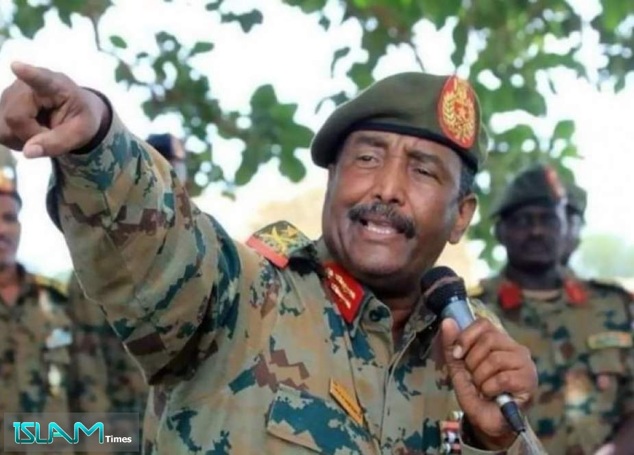 رئيس المجلس العسكري السوداني مفترشاً الارض!