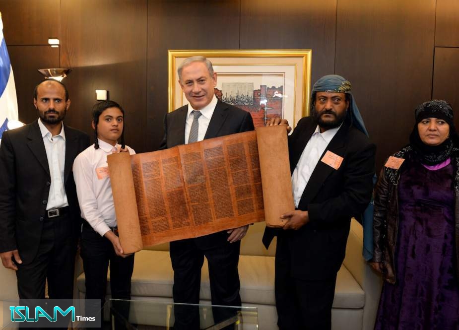 Foreign Ministry gets ancient Torah scroll from Iraq