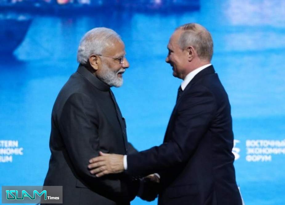 Indian Prime Minister Narendra Modi (L) shakes hands with Russian President Vladimir Putin