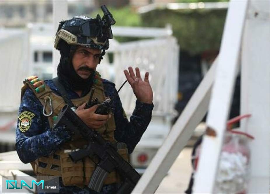 A member of the Iraqi federal police forces stands guard at a checkpoint in Baghdad